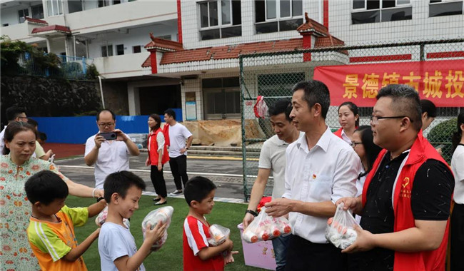 情系端午關(guān)愛特殊兒童——城投集團慰問市特殊教育學校