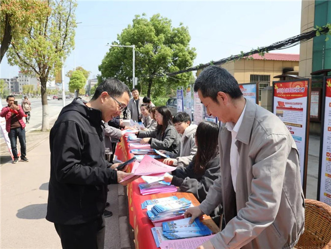 市城投集團(tuán)組織開展普法宣傳黨員志愿服務(wù)活動(dòng)