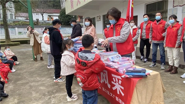 市城投集團開展“黨建引領(lǐng)學雷鋒，志愿服務(wù)展風采”送溫暖活動